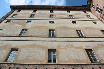 palazzo con orologi solari