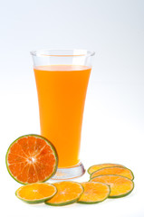 Orange juice and slices of orange