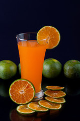 Orange juice and slices of orange