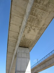 pilar y puente de hormig&oacute;n armado