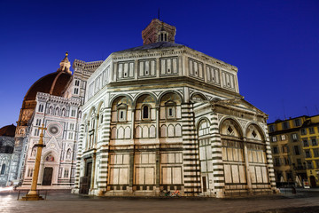Fototapeta na wymiar Florence Cathedral (Katedra - Bazylika Santa Maria del Fiore)