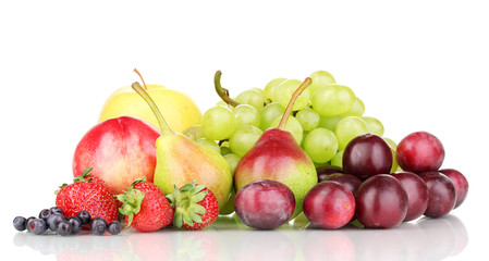 Fototapeta na wymiar Mix dojrzałych słodkich owoców i jagód samodzielnie na białym tle
