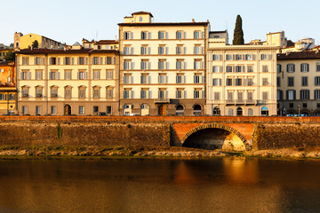 Fototapeta na wymiar Arno River Nasyp po wschodzie słońca w Florence, Toskania, Włochy