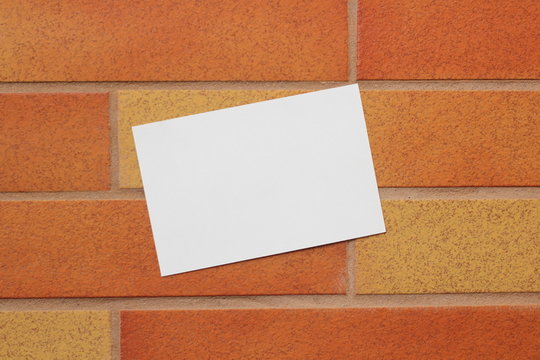 Wand mit einem weißen Zettel