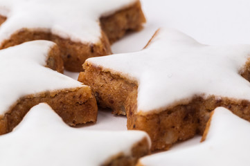 Ein paar Zimtsterne freigestellt vor einem weissen Hintergrund