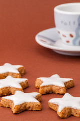 Ein paar Zimtsterne und eine Kaffeetasse