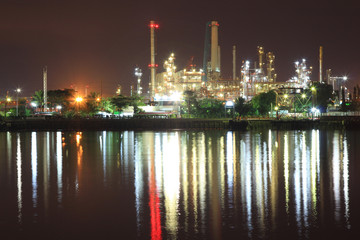 Obraz na płótnie Canvas Fabryka rafinerii ropy naftowej