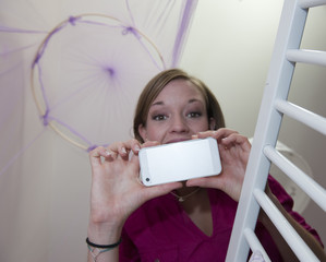 Maman qui filme son bébé avec un téléphone