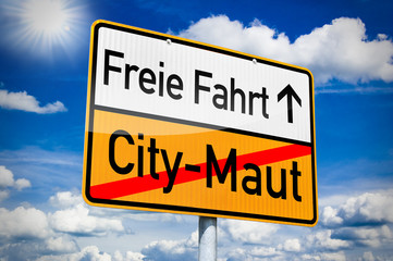 Ortseingangsschild mit Freie Fahrt und City-Maut