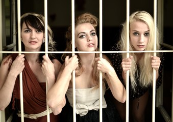 Femmes en prison. Rétro style.
