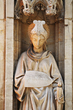 Statue of Prudentia decorating gothic facade