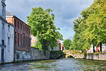 Fototapeta na wymiar Historical buildings and a bridge in Brugge, Belgium