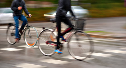 Fototapeta na wymiar Jazda na rowerze w deszczu