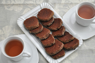 Schoko Cookies mit Teetassen