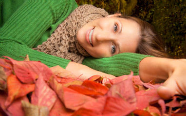 frau beim entspannen im herbst