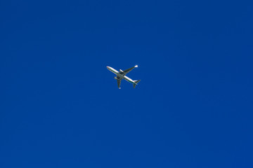 Flugzeug am Himmel