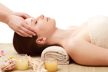 Obraz na płótnie Canvas A beautiful woman getting massage in a spa center