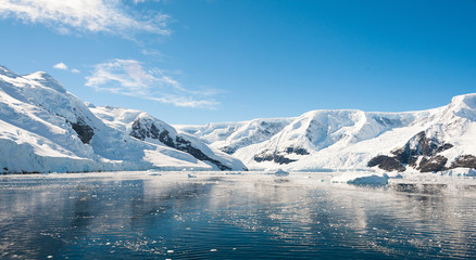 Sonnige Berglandschaft in der Antarktis