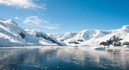 Fototapete Antarktis Sonnige Berglandschaft in der Antarktis