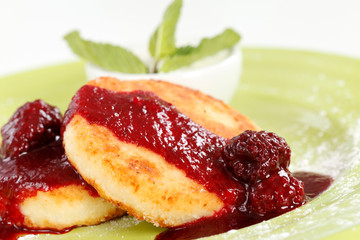 Cheese pancakes with sour cream and jam