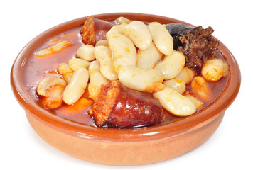 Receta tradicional de fabada asturiana.