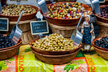 olives vertes et noires sur un marché provençal