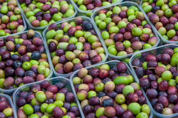 olives vertes et noires sur un marché provençal