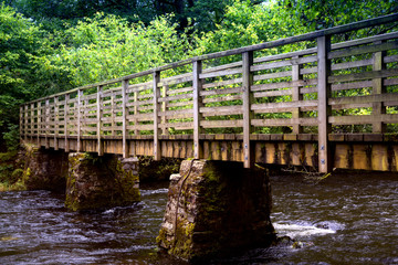 Fototapeta na wymiar Brücke über einen Wildbach, Lake District, Großbritannien