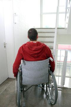 Rollstuhlfahrer vor Treppe