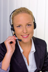 freundliche Frau mit Headset im Kundendienst