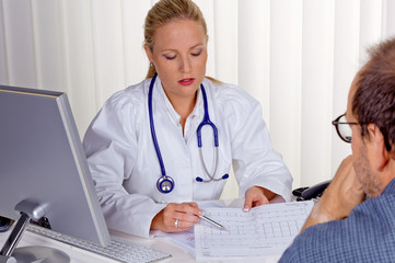 Ärztin mit Stethoskop spricht mit Patienten