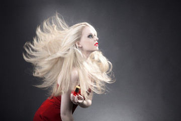 Blonde Frau mit langen fliegenden Haaren Werbung Poster Porträt