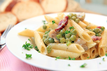 Penne mit Sahne, Erbsen und Schinken