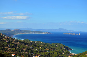 Vista de la playa de Begur con las islas Medas al fondo