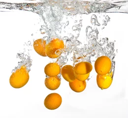 Crédence de cuisine en verre imprimé Éclaboussures deau Petites oranges tombant dans l& 39 eau