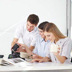 Fototapeta premium Lehrer im Fotokurs mit Teilnehmern