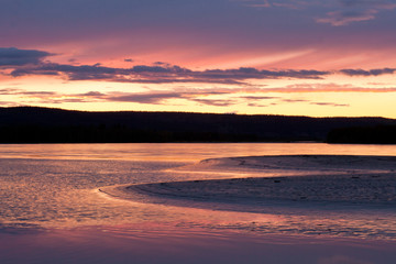 Fototapeta na wymiar Piękny zachód słońca nad rzeką Yukon w pobliżu Dawson City