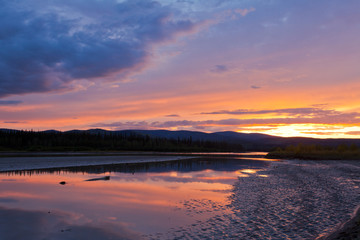 Fototapeta premium Piękny zachód słońca nad rzeką Jukon w pobliżu Dawson City