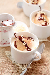 Birne an Vanillecreme Schokososse und Nüssen
