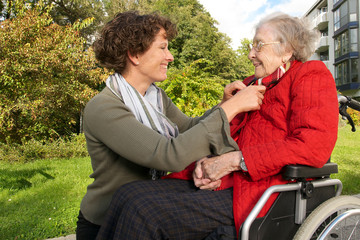 Seniorin im Rollstuhl mit Betreuerin
