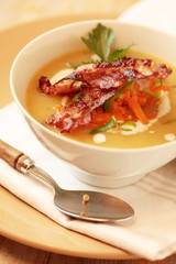 Kartoffelsuppe mit Speck und viel Gemüse