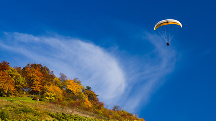 Gleitschirmflieger im Herbst