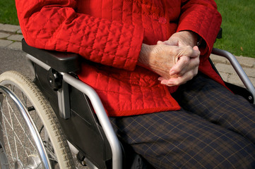 Seniorin im Rollstuhl
