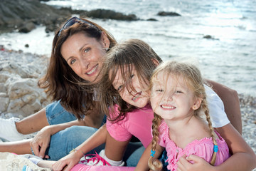 Fototapeta na wymiar Mom and daughter smiling - Mamma e figlie sorridenti