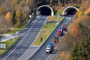 Autobahn mit Tunnel