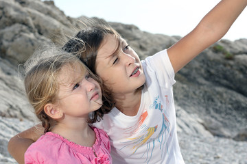 Two girls looking at the sky - Due bambine guardano il cielo
