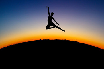 Fototapeta premium dancers in sunset
