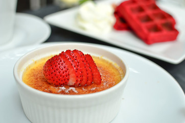 Creme brulee with strawberry