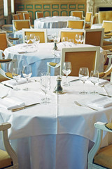 tables de restaurant joliment dressées  # 30