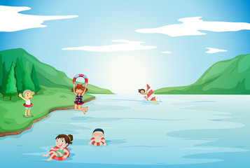 enfants nageant dans l& 39 eau